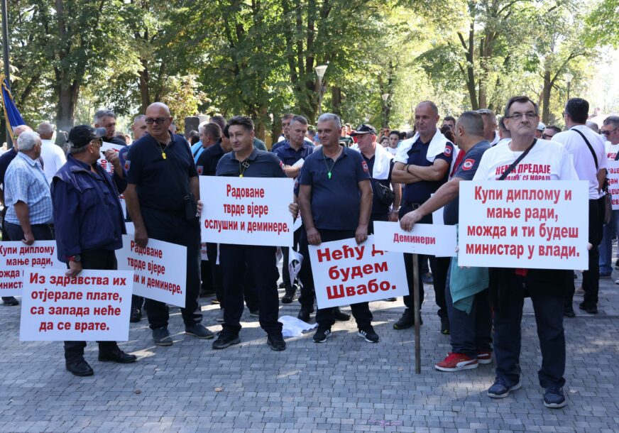 Uzvici, pištaljke i transparenti: Sindikalci predali zahtjeve u zgradu Vlade