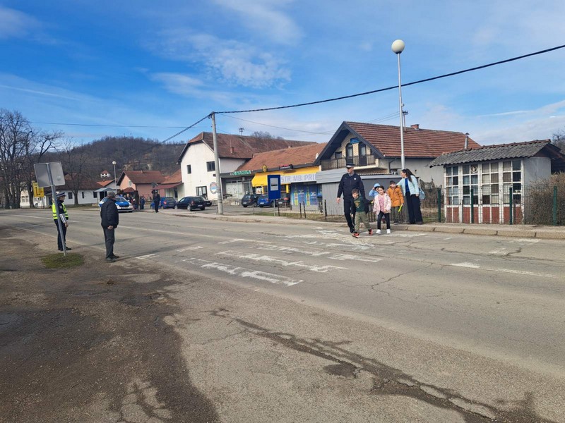 Predavanja o bezbjednom učestvovanju pješaka u saobraćaju organizovana u osnovnim školama na Majevici 