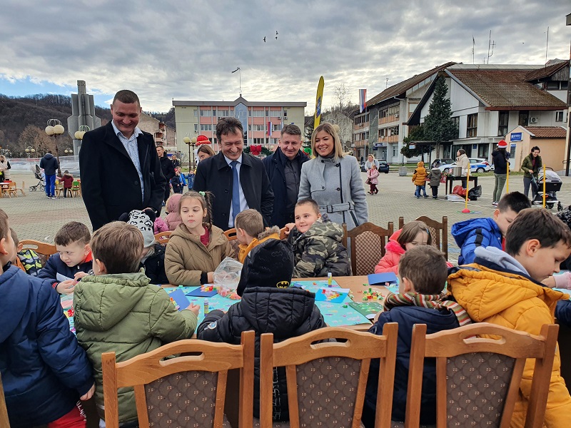 “RADOST ZIMSKE ČAROLIJE” Ugljevičkim mališanima poklon novogodišnji paketići od lokalne uprave