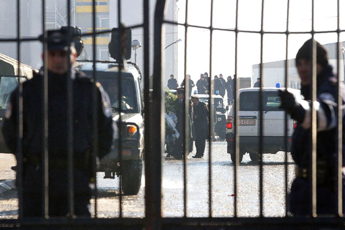 Uzbuna i u Sjevernoj Mitrovici: Policija upala u zgradu opštine