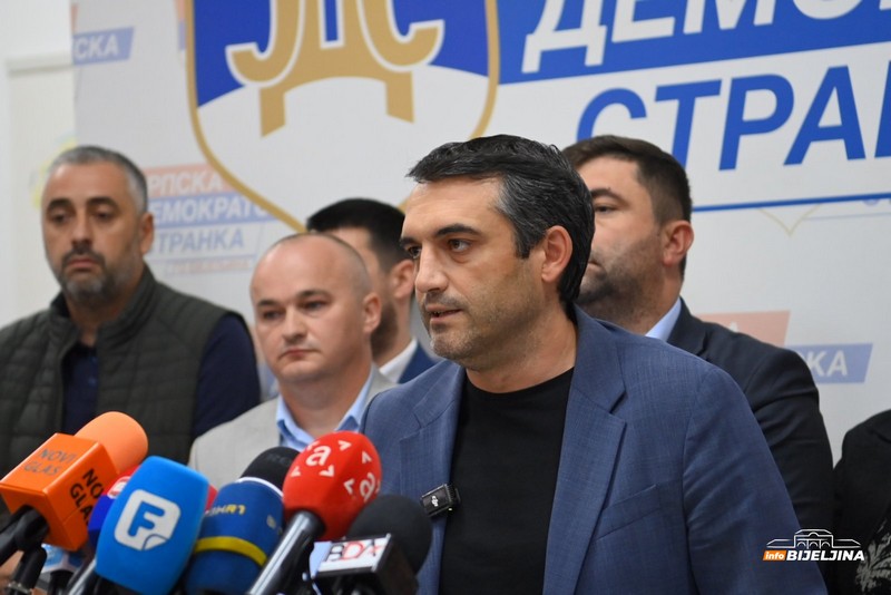 Bijeljina: Počela konferencija za novinare Ljubiše Petrovića i saradnika (FOTO)
