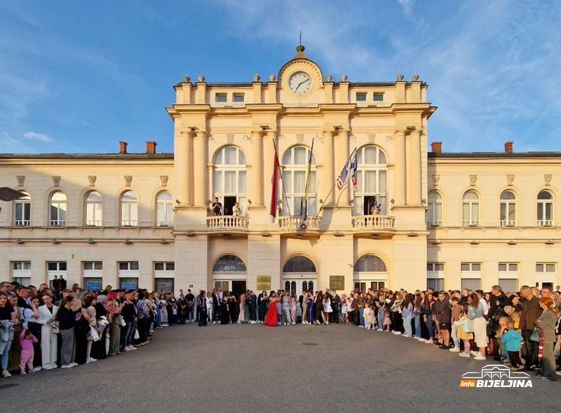 Scene koje su oduševile Bijeljince: Maturanti zaplesali pred zgradom Gradske uprave (VIDEO)