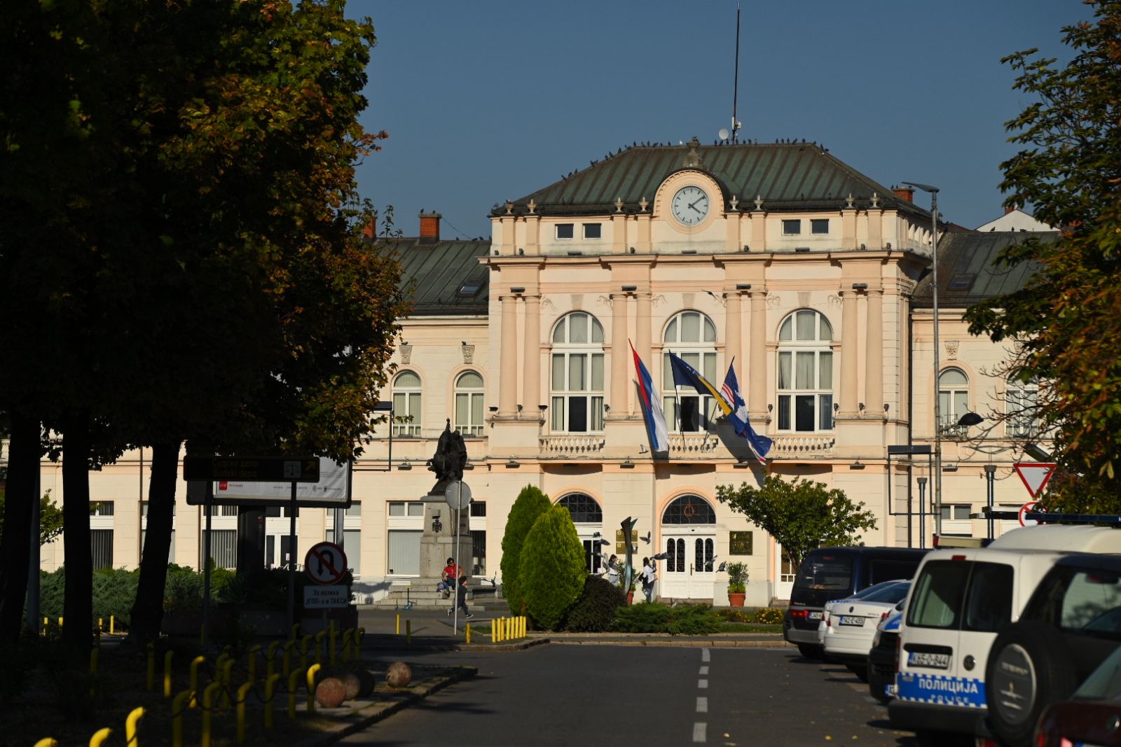 InfoBijeljina na licu mjesta: Građani pristižu na narodni skup, na terenu i policija