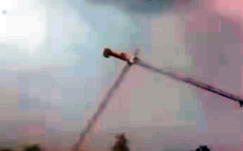 Ovako je izbjegao smrt: Snimak rušenja krana sa radnikom u kabini tokom oluje šokirao je sve (VIDEO)