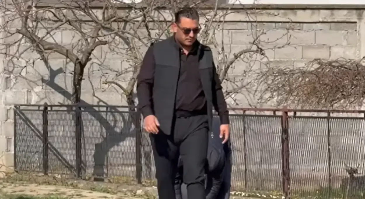 Darko i prijatelji se okupili oko slike njegovog brata: ''Ja te nosim u srcu rođeni moj..''