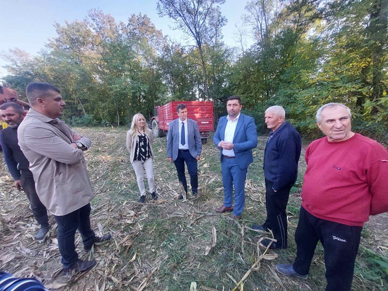 SDS-ov kandidat za predsjednika Srpske stigao u Semberiju, sa Petrovićem posjetio njive (FOTO)