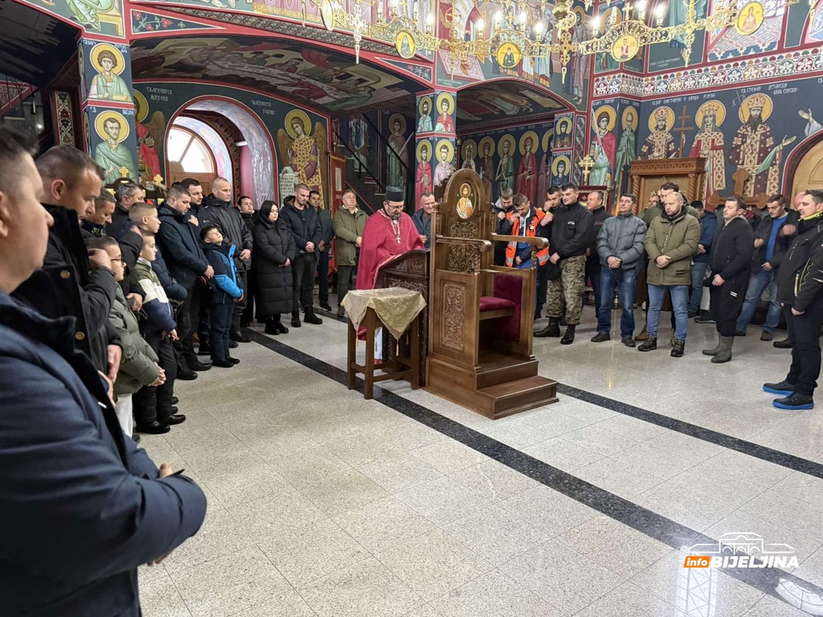 Mještani Gornjeg Magnojevića čuvaju tradiciju: Okupilo ih se oko 100 i usjekli Badnjak (FOTO)