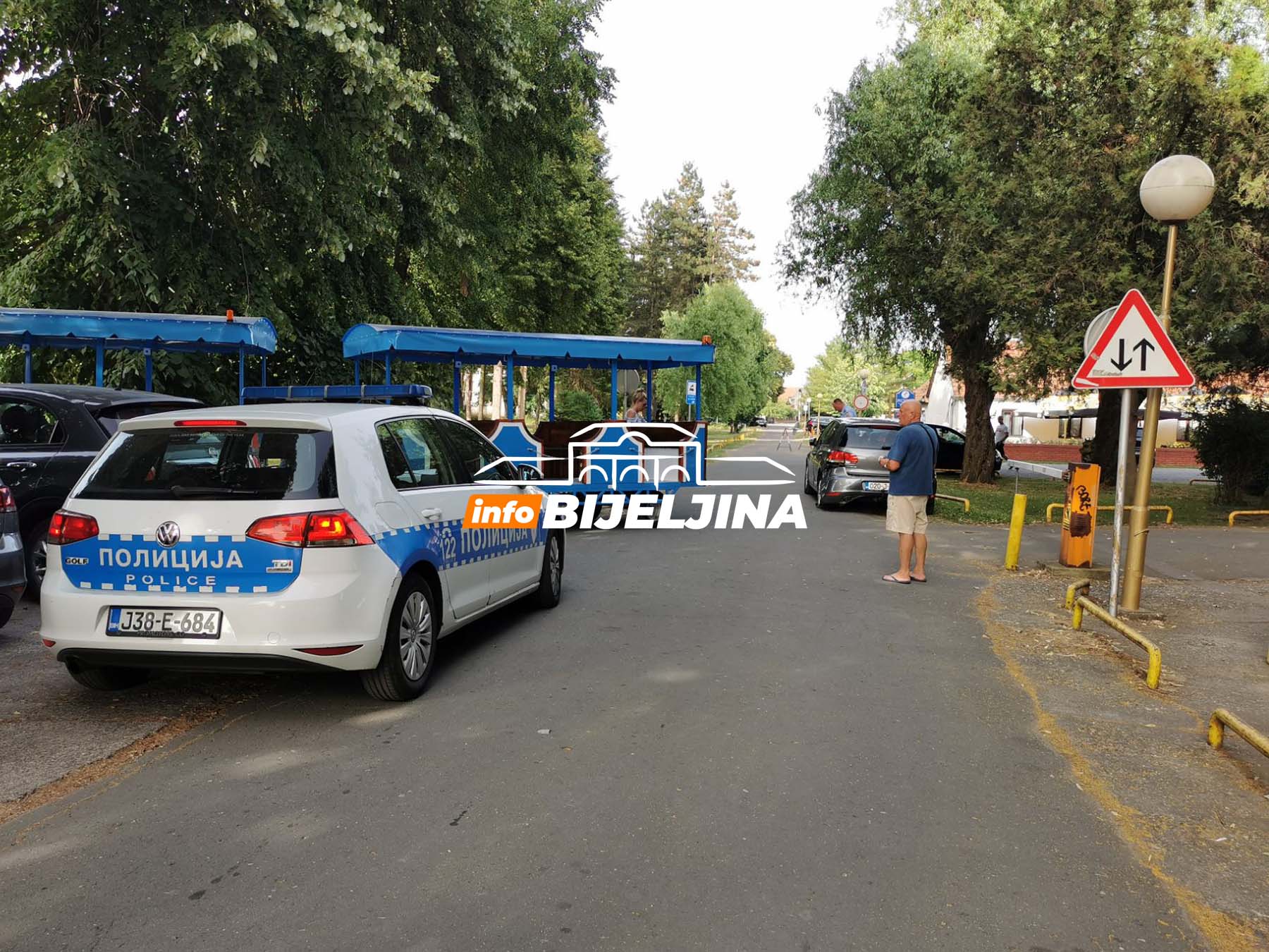 NOVI PEH TURISTIČKOG VOZIĆA U Dvorovima zakačio automobil (FOTO)