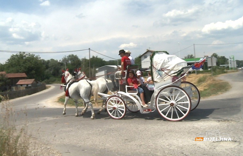 Miljanovići iz Ugljevičke Obriježi primjer složne porodice: Tri generacije na kočijama atrakcija gdje god se pojave (FOTO)