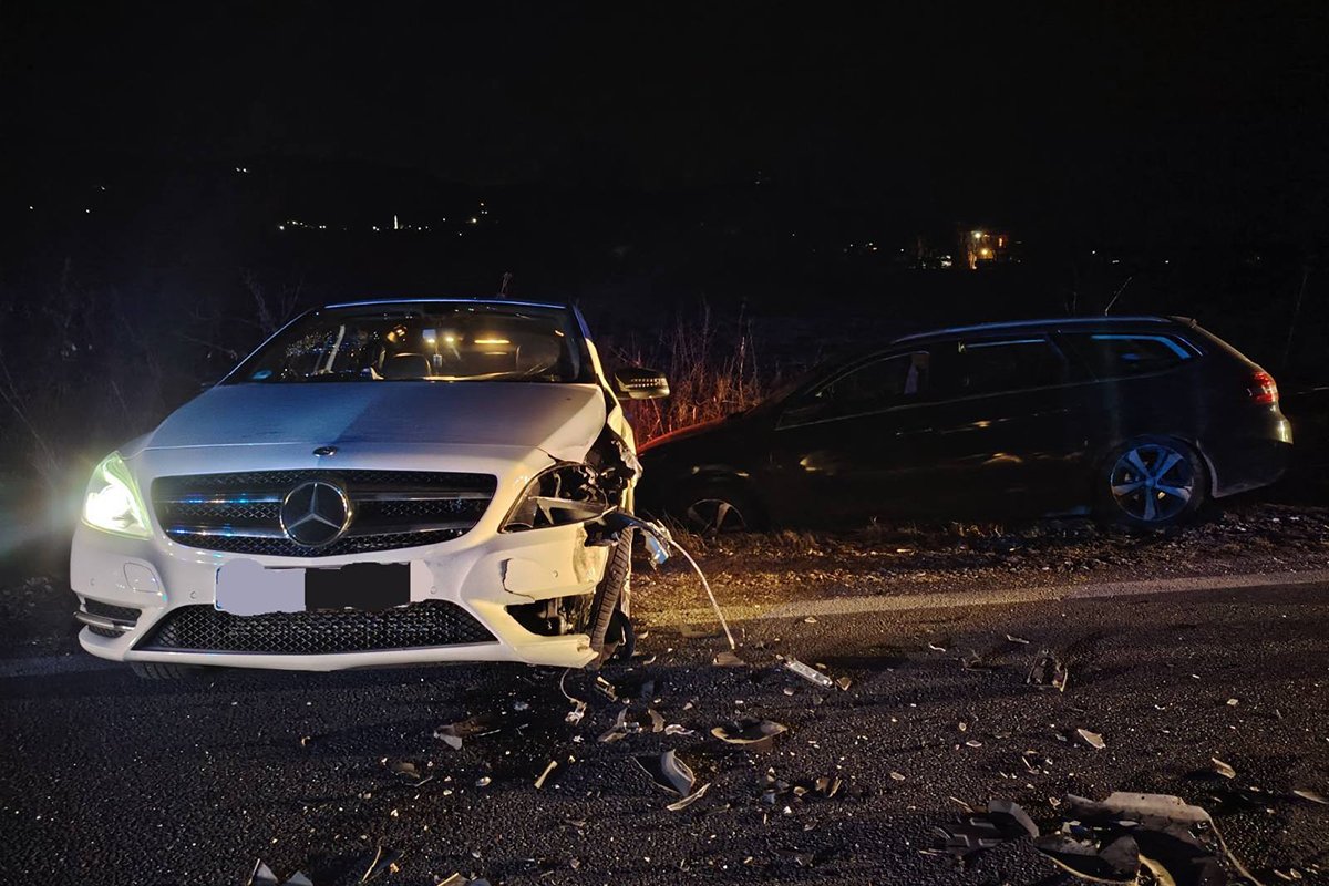 Težak udes u Prijedoru: Četvoro povrijeđenih u sudaru četiri automobila 