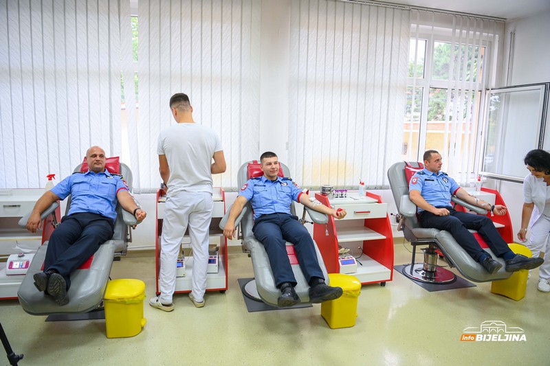 Desetine policajaca PU Bijeljina donirale krv: Neki u humanom čini učestvuju i više od 50 puta (FOTO)