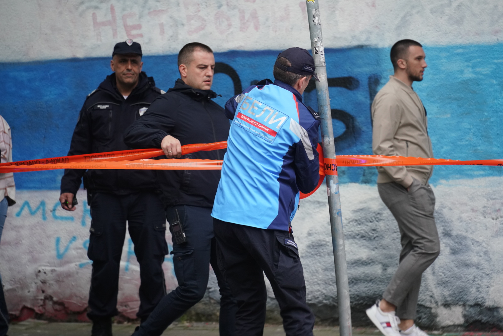 UPLAKANI DOZIVALI DJECU Potresne scene ispred škole, roditelji dotrčali u bademantilima i kućnim papučama, jauci odzvanjali Vračarom (FOTO)