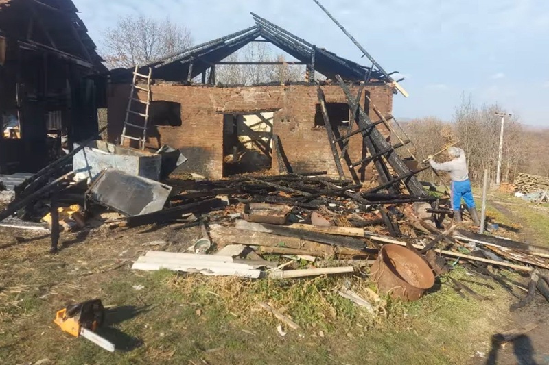 Porodici Marković izgorjela štala, komšije pomogle da sagradi novu (VIDEO)