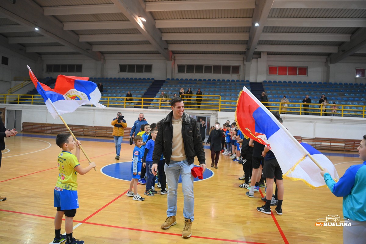 Rukometaši RK “Bijeljina” iznenadili Marka Jevtića: Susret pun emocija (FOTO)
