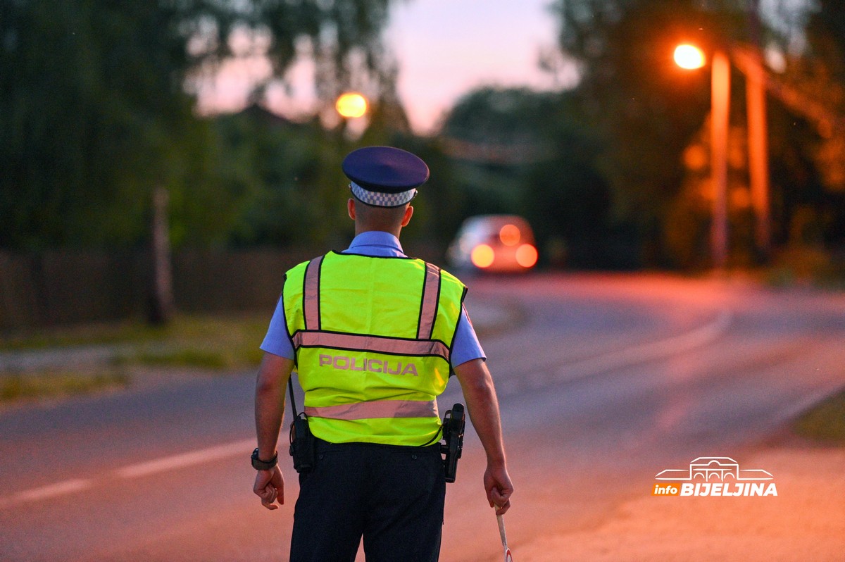 Dok voze gledaju i društvene mreže