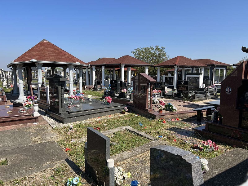 Neobične nadstrešnice na Romskom groblju u Bijeljini (FOTO)