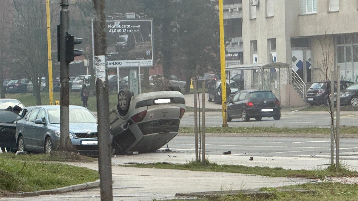 Udes u Tuzli: Automobil završio na krovu, ima povrijeđenih
