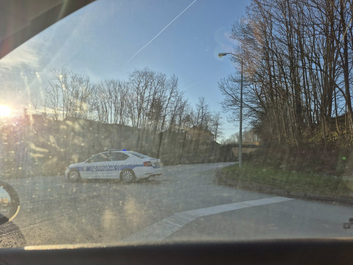 Teška nesreća u Derventi u novogodišnjoj noći, poginuo vozač „sitroena“