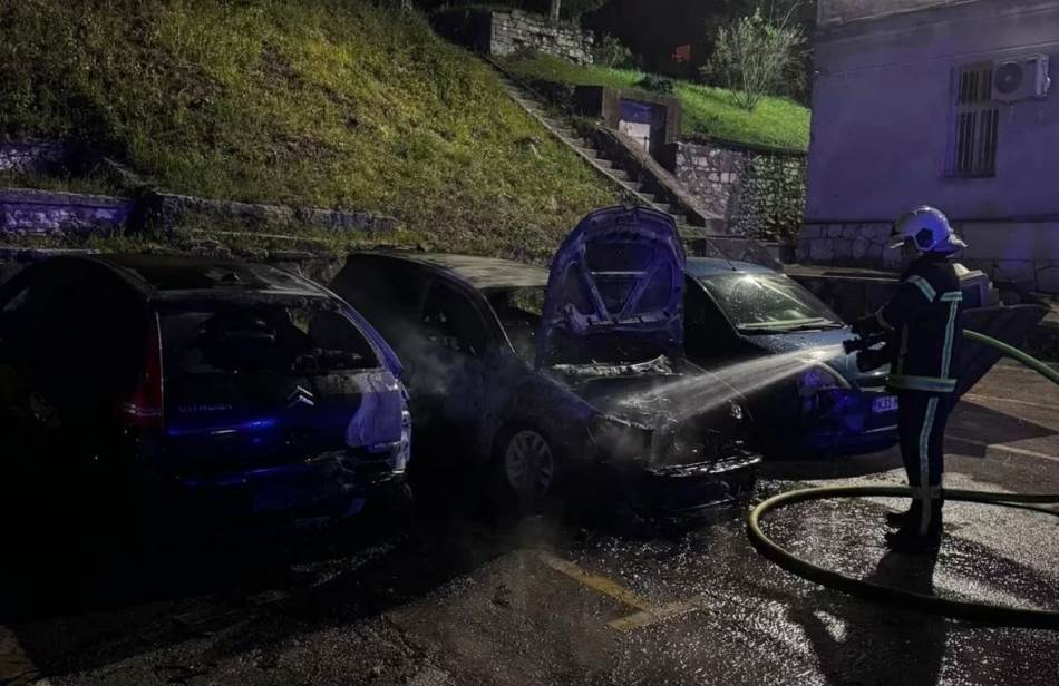Policija identifikovala piromane: Dvojica Mostaraca uhapšena zbog požara na sedam automobila