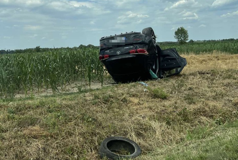 Policija o prevrtanju mercedesa u Ljeljenči: Povrijeđeni vozač, suvozač i dva maloljetnika