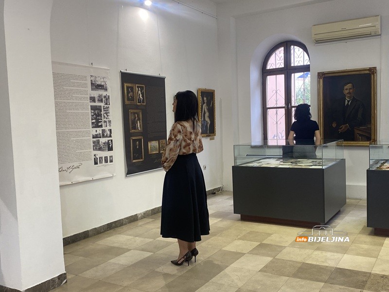 U Bijeljini otvorena izložba posvećena Dučiću: I ličnosti iz Semberije u njegovim pričama (FOTO)