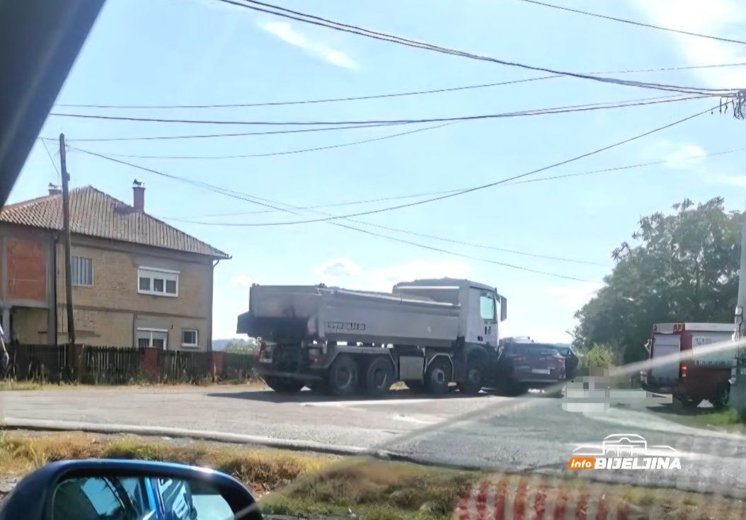 Ugljevik: Dvoje mrtvih u sudaru s kamionom (FOTO)