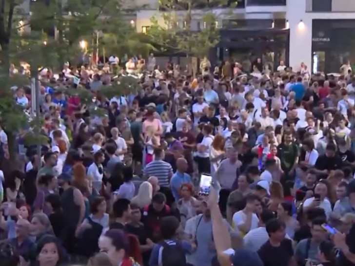 Više od 10.000 ljudi ispred Palate Pravde u Beogradu