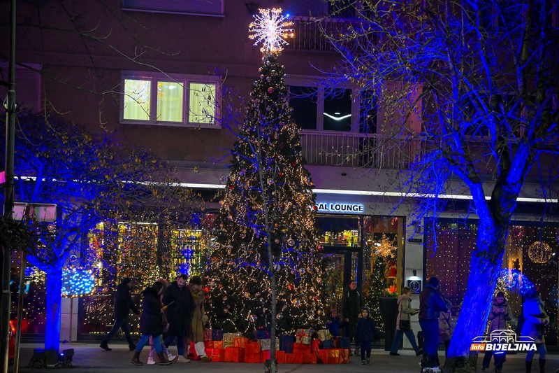Novogodišnja rasvjeta obasjala Bijeljinu (FOTO)