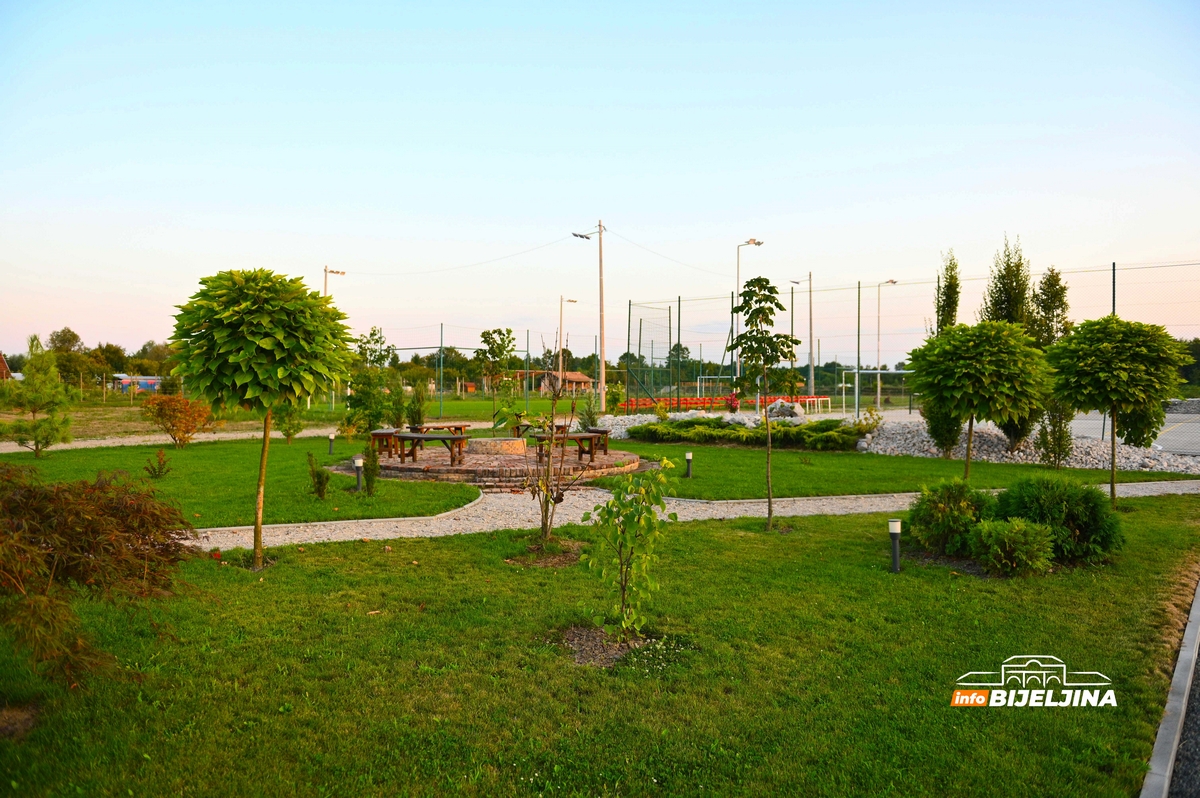 Mićo Čokić oplemenjuje rodno selo kod Šamca: Površinu obraslu šibljem pretvorio u impozantan kompleks