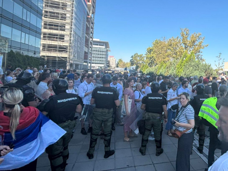 Policija ne dopušta okupljenima na poziv studenata do dođu do Palate Srbija