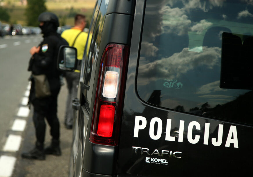 Velika akcija na području Tuzlanskog kantona: U ruksaku pronađen kokain VRIJEDAN 400.000 KM i oružje