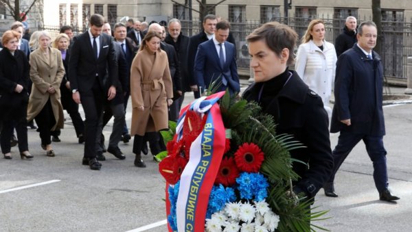 Premijerka i ministri položili vijenac: Ubistvo Đinđića pokazalo koliko je država bila neorganizovana