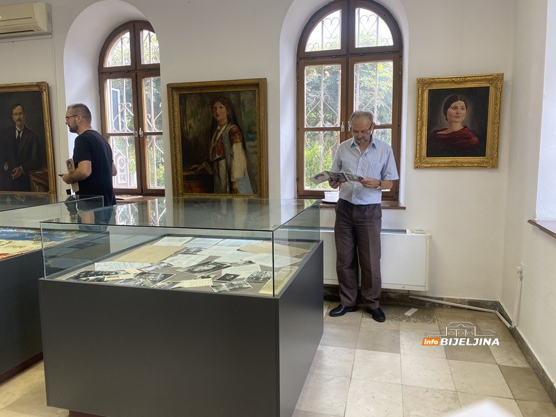 U Bijeljini otvorena izložba posvećena Dučiću: I ličnosti iz Semberije u njegovim pričama (FOTO)