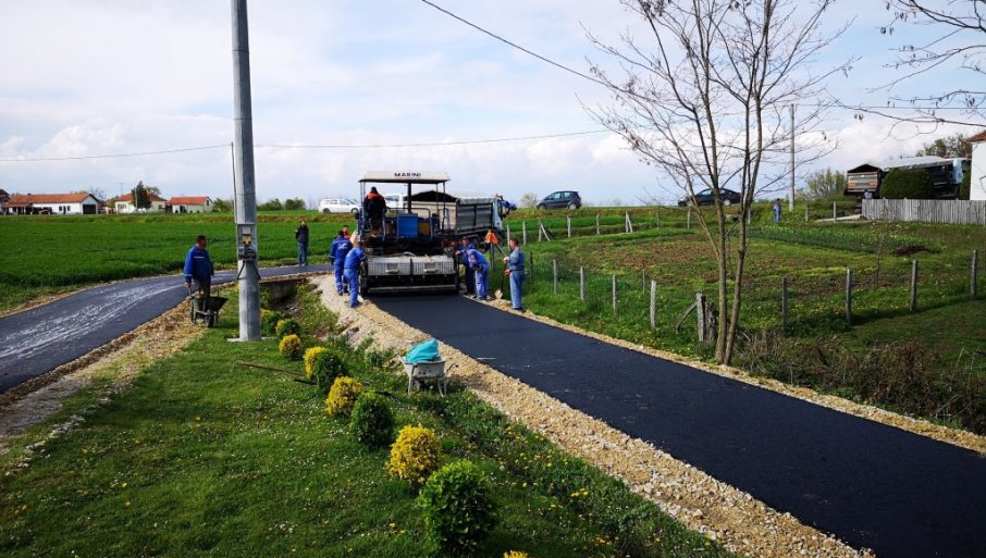 NOV ASFALT ZA ČENGIĆ: Grad Bijeljina i mještani udruženim snagama sređuju seoske puteve 