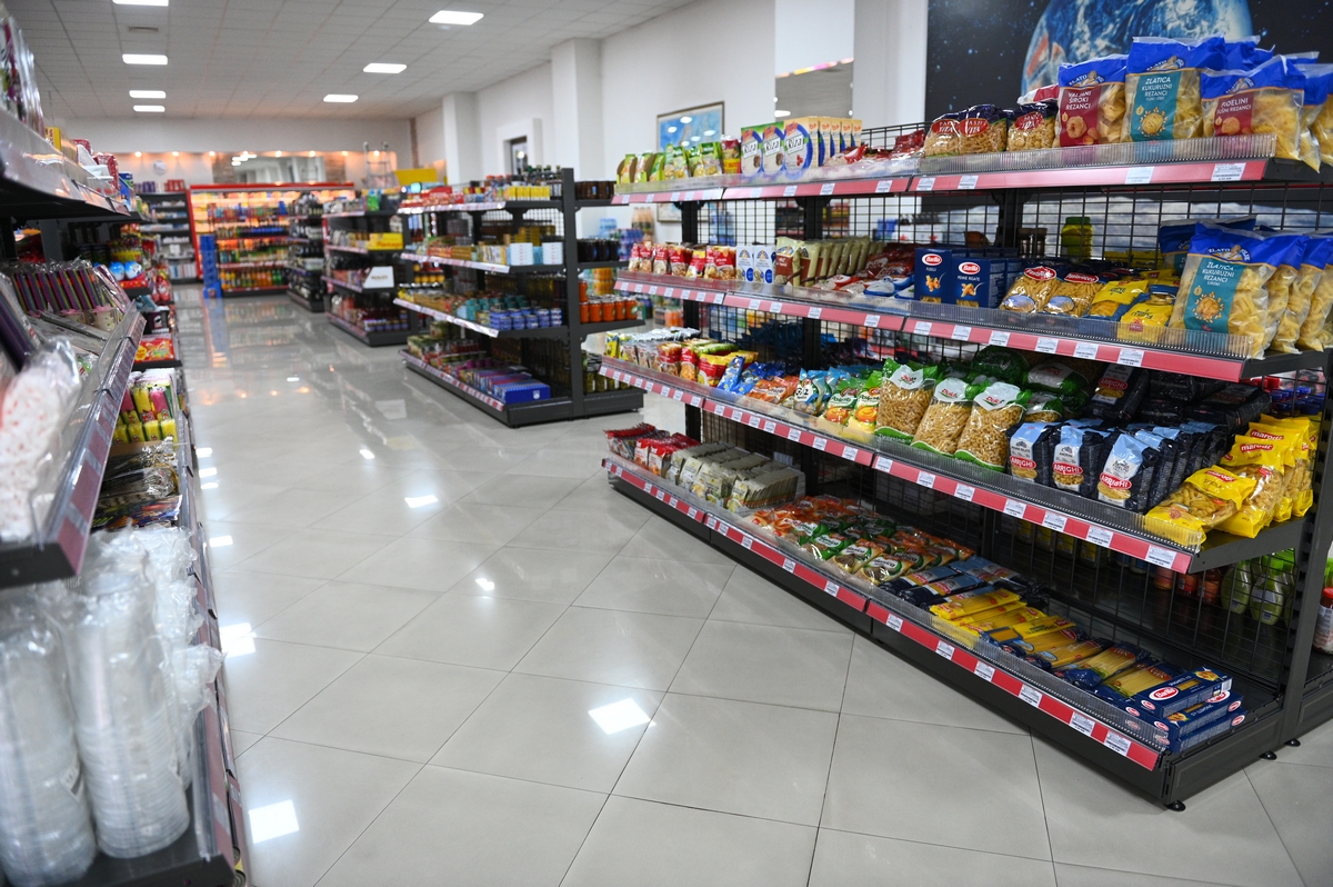 Nešković pumpa u Sremskoj ulici bogatija za market: Kupcima akcijske cijene za praznike