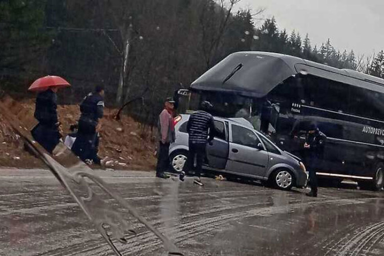 Automobil podletio pod autobus FK Velež: Povrijeđeno šest osoba, među njima i jedno dijete