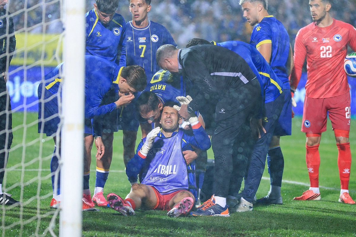 Teška povreda golmana BiH: Iznesen na nosilima