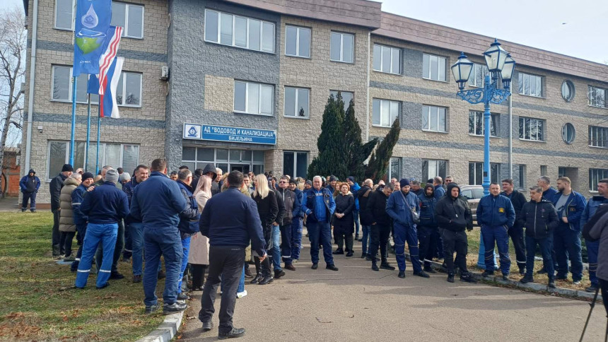 Radnici bijeljinskog “Vodovoda” održali štrajk upozorenja: “Ako se ne ispuni zahtjev, u gradu će nastati haos”