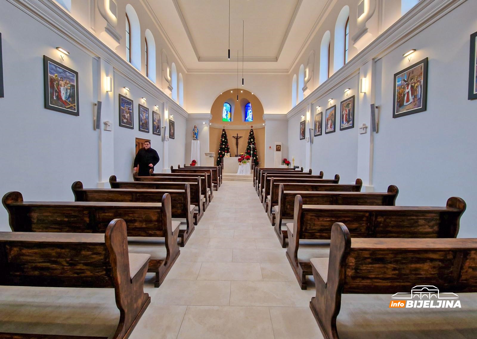 Katolici u Bijeljini proslavljaju Božić: Suština je širiti ljubav i toleranciju (FOTO)