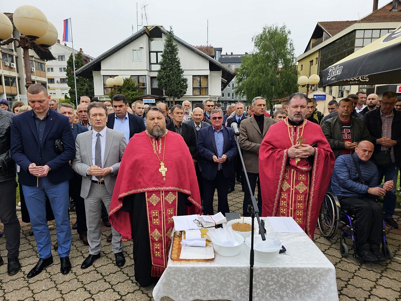 “Ponosni na Vojsku Republike Srpske” U Ugljeviku održan svečani defile ratnih zastava 