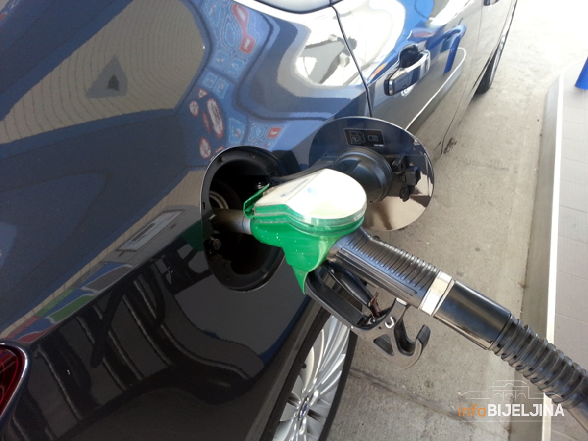 Tramp pozvao naftne kompanije da odmah snize cijene benzina