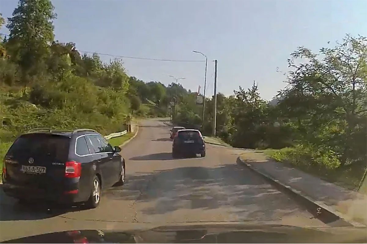 Novi slučaj rizične vožnje u BiH: Preticao vozila pred krivinom