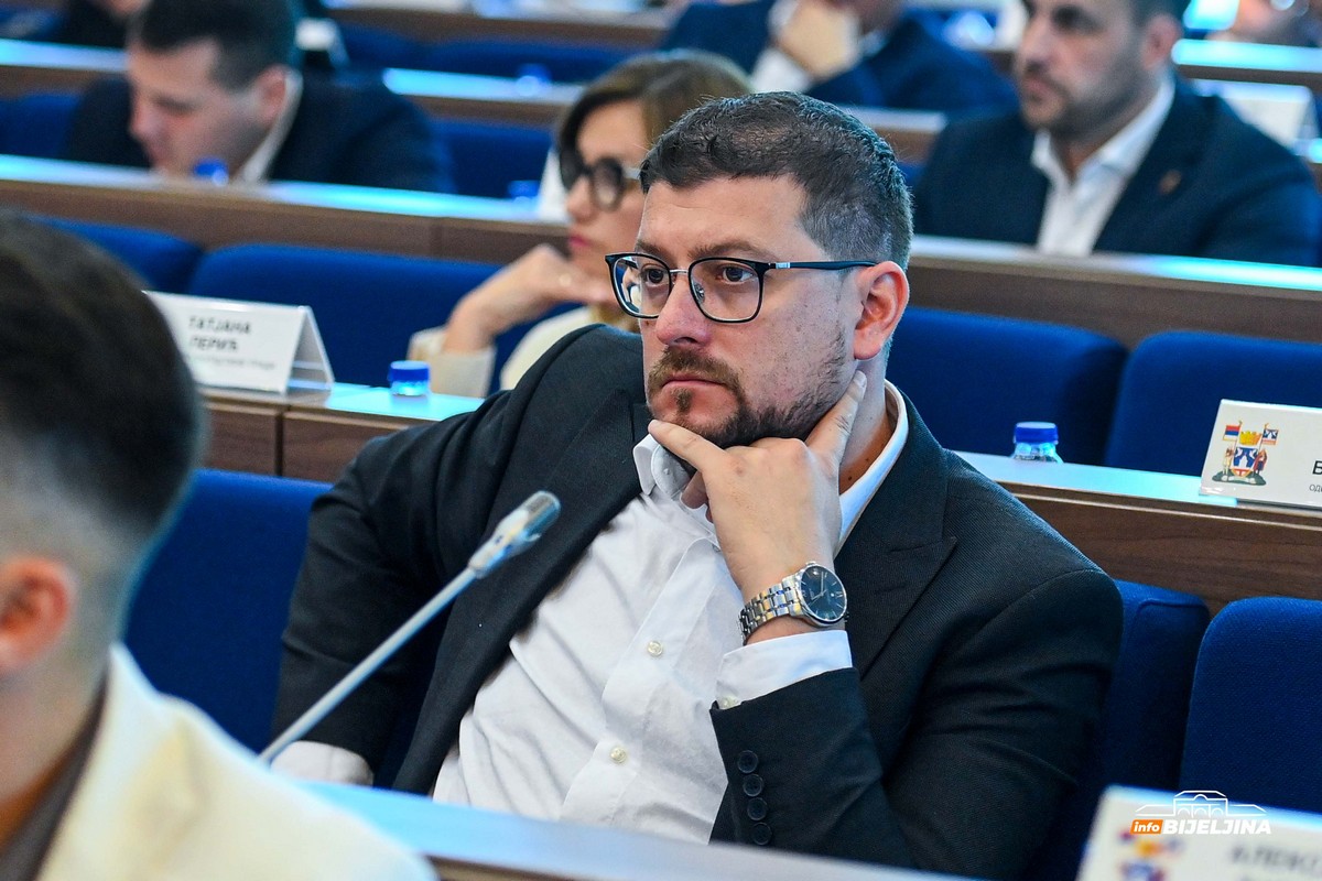 “Ćutolozi” u Skupštini Grada Bijeljina: Četiri odbornika se nijednom nisu javila za riječ (SPISAK)
