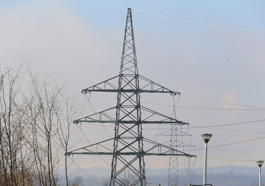 Cijelo mjesto satima ostalo bez struje: Farmer dronom prevozio prasiće, jedno zapelo za dalekovod