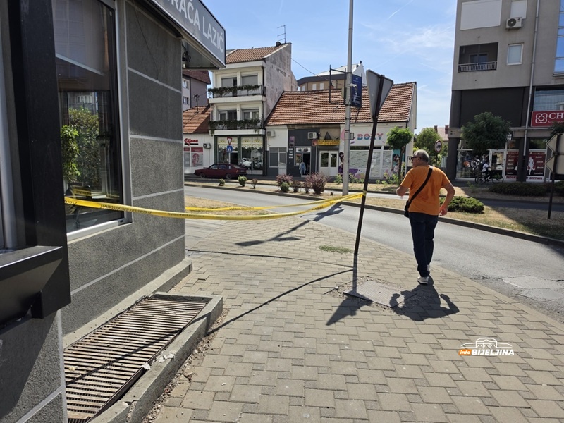 Bijeljina: Dio trotoara okružen žutom trakom nakon obrušavanja fasade (FOTO)