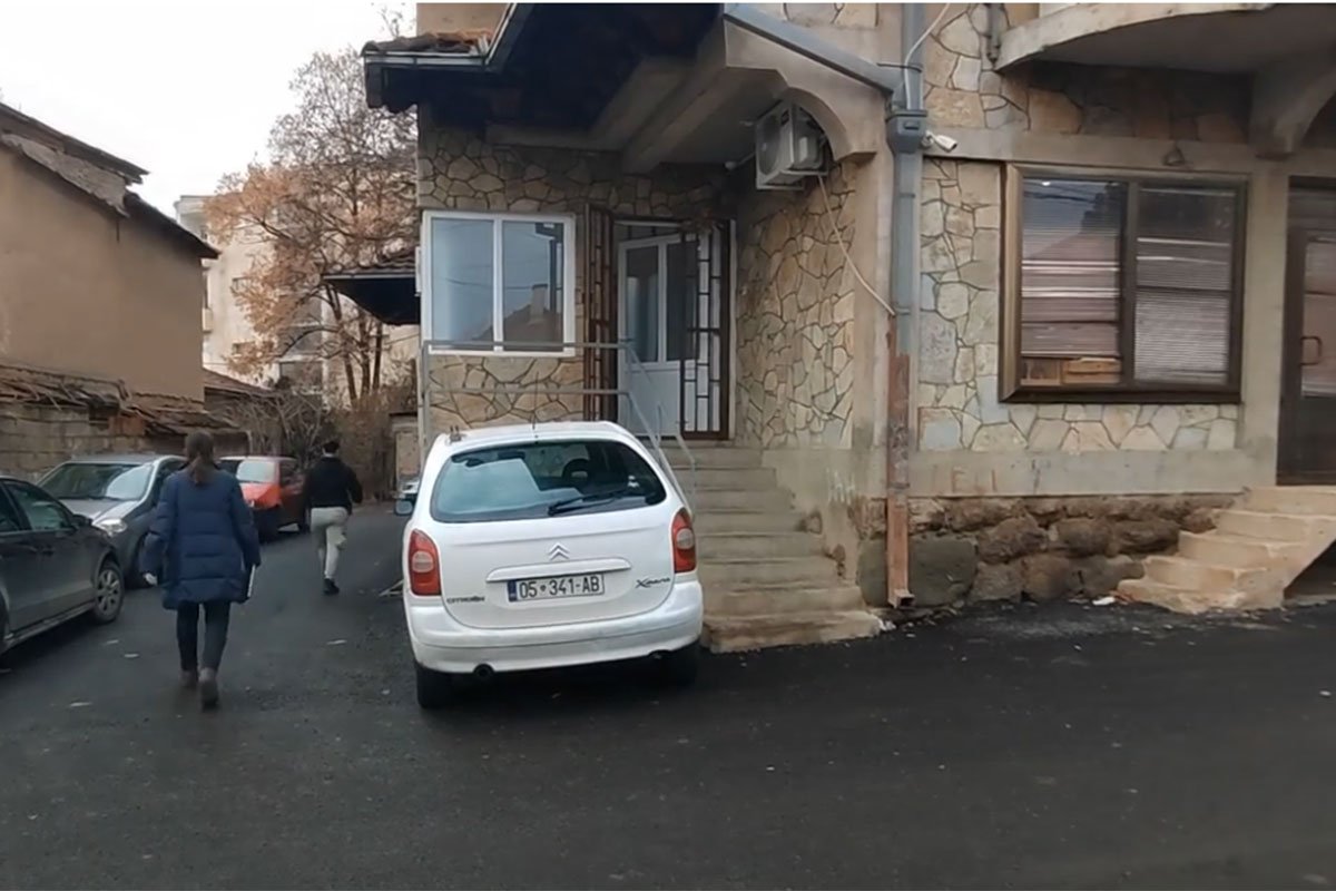 Kosovska policija upala u Poresku upravu prihoda (VIDEO)