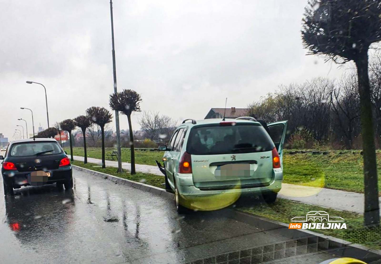 Nezgoda u Komitskoj ulici, automobilom se zakucao u drvo