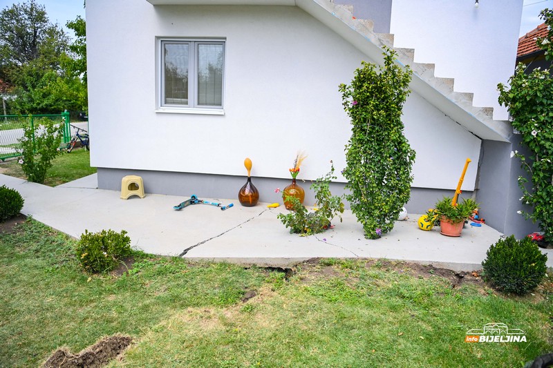 Mještani Ugljevik Sela u strahu: Put uništen, odron prijeti kućama (FOTO)