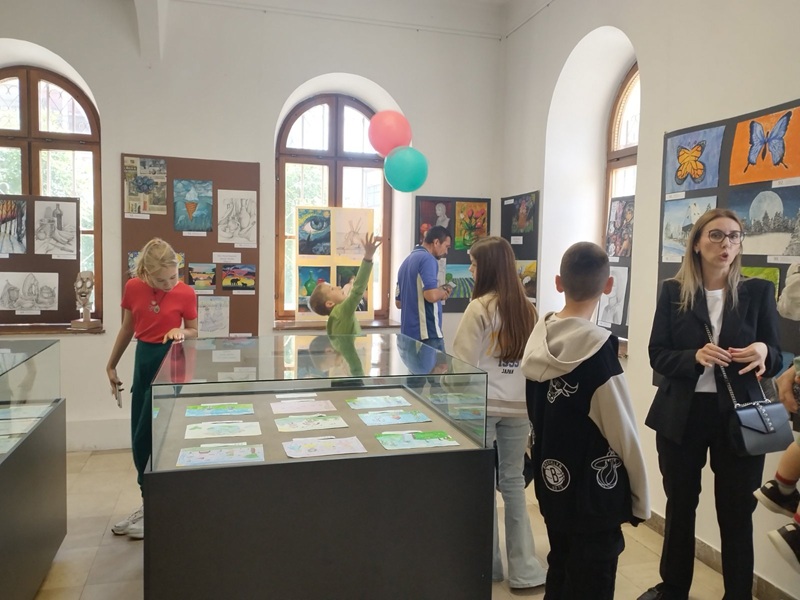 Otvorena izložba u Muzeju Semberije: 242 učenička rada iz 23 škole na Majskoj smotri likovnog stvaralaštva