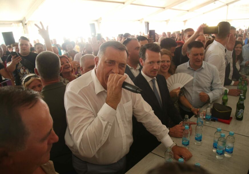 Dodik na Manjači zapjevao svoj omiljeni hit (VIDEO)